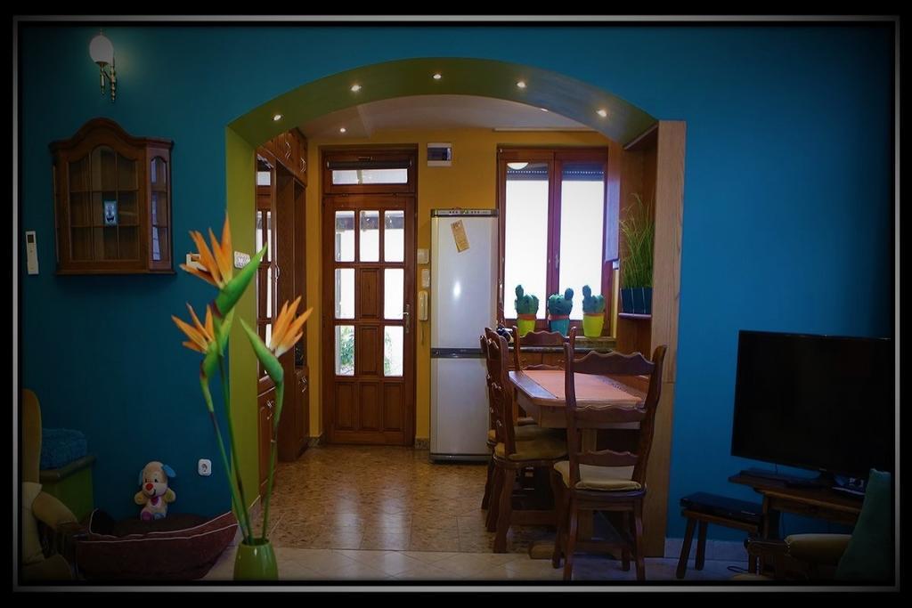 Happy Colours In Old Town Apartment Kecskemet Ngoại thất bức ảnh